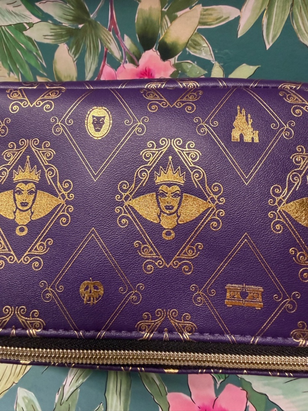 Beauty set - Disney Villains large makeup bag with 5 premium beauty items NWT - Picture 11 of 11